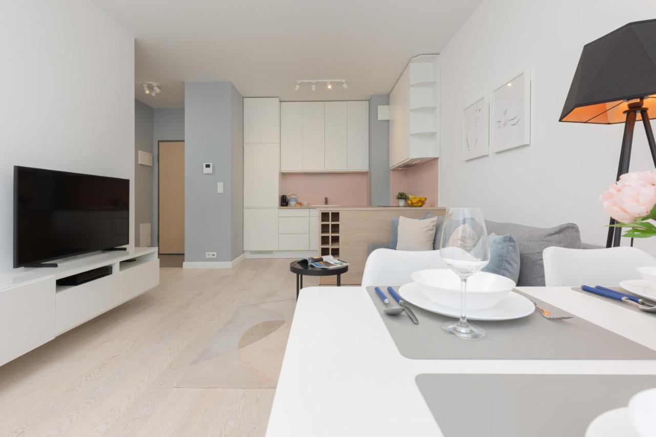 Sarmacka With Balcony Wilanow By Renters Apartmán *