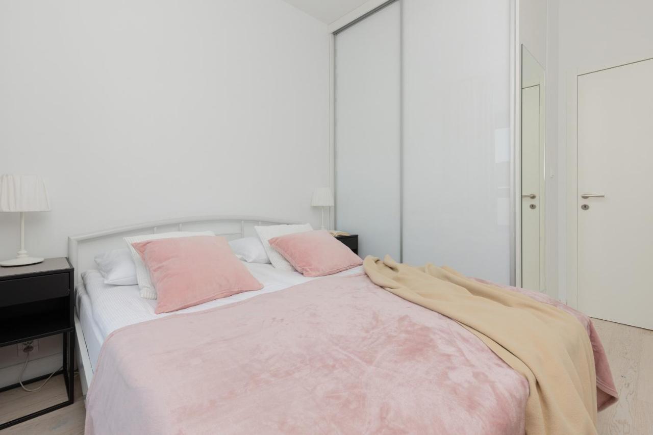 Sarmacka With Balcony Wilanow By Renters Apartmán